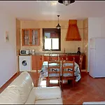 En Complejo Con Piscina דירה